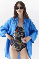 Camisa color beige de lino, de corte amplio, con cuello clásico y mangas 3/4.