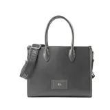 Bolso tote grande color negro, confeccionado en símil cuero graneado. Tiene doble asa corta, correa larga regulable y acceso con cierre. Cuenta con un compartimento principal con dos bolsillos abiertos y uno con cierre.
