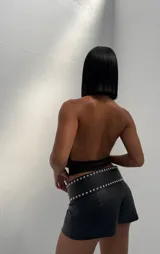 Top blanco con escote halter y espalda descubierta.