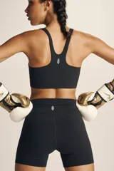 Short de ciclismo negro, de talle alto y corte ajustado, con costuras visibles.