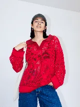 Buzo negro con cuello polo y calado, tejido a máquina con hilado serido y lurex, de estilo oversized.