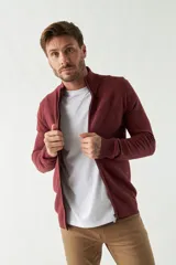 Campera tejida negra para hombre, con cuello alto y cierre frontal.