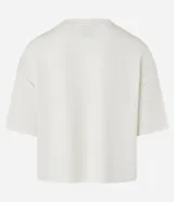 Remera oversized de algodón color crudo, con cuello redondo, manga corta, sin estampa y ribete acanalado.