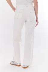 Pantalón de corte recto color blanco, confeccionado con mezcla de algodón y spandex para mayor comodidad.