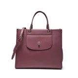 Cartera estructurada mediana color bordó, con solapa frontal que tiene un botón imantado y el logo 'XL' en metal plateado. Posee doble manija fija y correa larga regulable y desmontable.