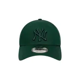 Gorra de béisbol verde oscuro con logo de los New York Yankees bordado en el frente.