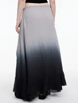 Falda larga color beige con degradé a verde oliva, cintura elástica y volado en el ruedo.