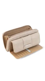 Billetera larga color beige, con solapa y broche a presión. Tiene un compartimento frontal con tarjeteros, visor y bolsillos, y un compartimento posterior con monedero con cierre, tarjeteros y bolsillos. Incluye un bolsillo trasero con cierre.