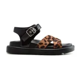 Sandalia casual con plataforma, tira delantera con estampado animal print y tira trasera de charol negro con hebilla metálica.