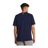 Remera celeste de Under Armour, corte clásico, mangas cortas y logo estampado en el pecho.