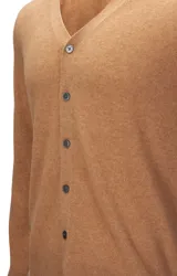 Cardigan color camel de cashmere 100% natural, con cuello en V y cierre frontal con botones.