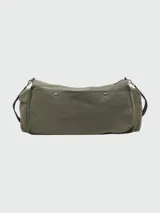 Bolso tipo duffle o bolso de viaje de color verde militar, con múltiples bolsillos exteriores con tapa y correa ajustable de tela negra con detalles en cuero sintético negro.