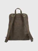 Mochila Hush Puppies color marrón con cierre superior y bolsillo frontal con cierre. Incluye llavero con logo de la marca.