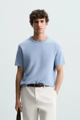 Camiseta color caqui de punto con hilatura de mezcla de algodón, corte recto, cuello redondo y manga corta.