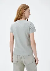 Camiseta de manga corta color terracota, con cuello redondo y corte ajustado.