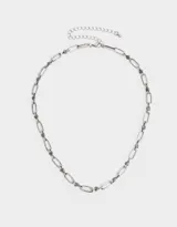 Collar corto plateado con cadena de eslabones ovalados unidos por pequeñas secciones de alambre enrollado.