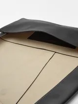 Clutch negro de piel bovina con estructura de lienzos superpuestos y cierre de solapa.