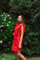 Vestido corto rojo de lino con cuello mao fruncido, volados en los hombros, caída recta y botones al frente.