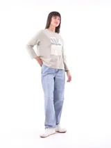 Remera blanca de manga larga con estampa rectangular dorada con diseño animal print y texto 'Fearless, fierce & fabulous'.