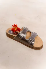 Sandalias plateadas con doble tira con hebilla, plantilla anatómica y suela de goma.