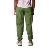 Pantalón cargo verde oliva de corte recto, con cintura elástica ajustable con cordón, bolsillos laterales y bolsillos cargo con cierre.