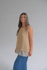 Musculosa color tostado de lino italiano con cuello redondo, ruedo de doble largo y abertura en la espalda.