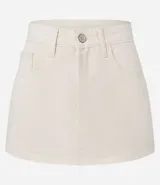 Short pollera corto femenino de sarga color rosa pálido, con cintura con trabillas, bolsillos y cierre delantero tradicional.