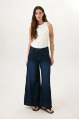 Pantalón de jean azul oscuro, de corte palazzo y tiro alto.