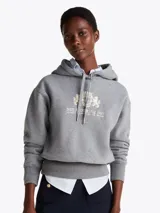 Buzo gris melange de Tommy Hilfiger con capucha y cordón ajustable. Logotipo bordado en el pecho y en la manga.