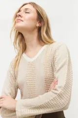 Blusa con escote en V, cortes verticales y manga larga, fabricada en Uruguay.