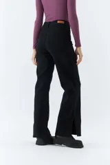 Pantalón de gabardina negro, de tiro medio y corte recto cropped.