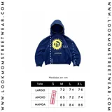 Canguro oversize azul oscuro de algodón, con capucha y bolsillo tipo canguro. Estampado frontal amarillo con un sol estilizado y la palabra "LOOKMOM".