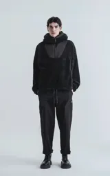 Hoodie negro con capucha confeccionado en corderito y detalles de tela bomber en pecho, espalda, capucha y bolsillos.