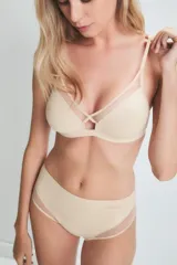 Conjunto de lencería color piel, compuesto por un corpiño con aro y detalles de tul, y una bombacha clásica con detalles de tul.