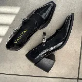 Zapato de cuero vacuno negro con punta cuadrada, tira con hebilla y taco de madera de 6cm.