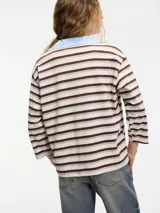 Remera tipo polo de manga 3/4 a rayas horizontales marrones y beige, con cuello celeste.