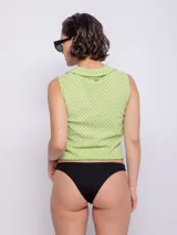 Parte inferior de bikini brasilera de corte bajo, color blanco, con diseño liso.