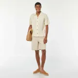 Bermudas color beige con cintura elástica y cordones.