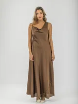 Vestido largo color marrón de satén, con breteles finos y cuello drapeado.