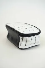 Neceser rectangular con cierre superior, estampado con flechas negras sobre fondo blanco y asa de mano negra.