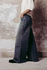 Jean de pierna ancha con tiro alto, de denim 100% algodón, con lavado desgastado y costuras a contratono.