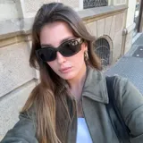 Gafas de sol rectangulares color verde oliva con lentes polarizadas de color verde oscuro.