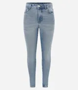 Pantalón de jean skinny liso, color celeste, con bolsillos delanteros y traseros.