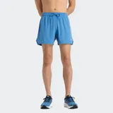 Short de running New Balance RC, color azul claro, con cintura elástica y cordón ajustable. Presenta un slip interior y detalles reflectantes.