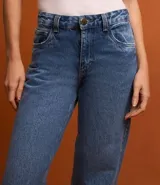 Pantalón de jean de corte recto, color azul, con tiro alto, bolsillos delanteros y traseros, cierre con botón y cremallera, y bajo a hilo.
