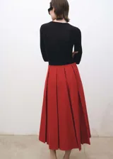 Falda midi color rojo con tablas y forro interior.