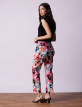 Pantalón recto de gabardina elastizada con estampado floral multicolor. Pretina ancha elastizada. Marca Zac & Rachel.