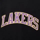 Pantalón de jogging negro con cintura elástica y cordón ajustable. Presenta estampados con logos de equipos de la NBA en ambas piernas.