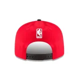 Gorra New Era roja con visera plana negra y logo de los Chicago Bulls bordado en el frente.