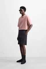 Camiseta rosa de corte recto, cuello redondo y manga corta. Estampado con efecto grabado combinado a tono en la espalda.
